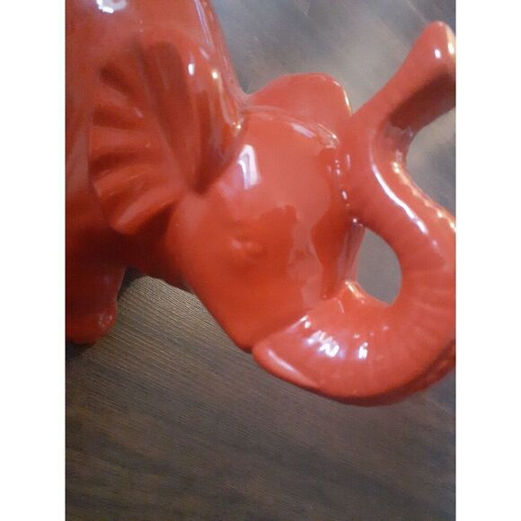 Red elephant decoration - Picture 2 of 3